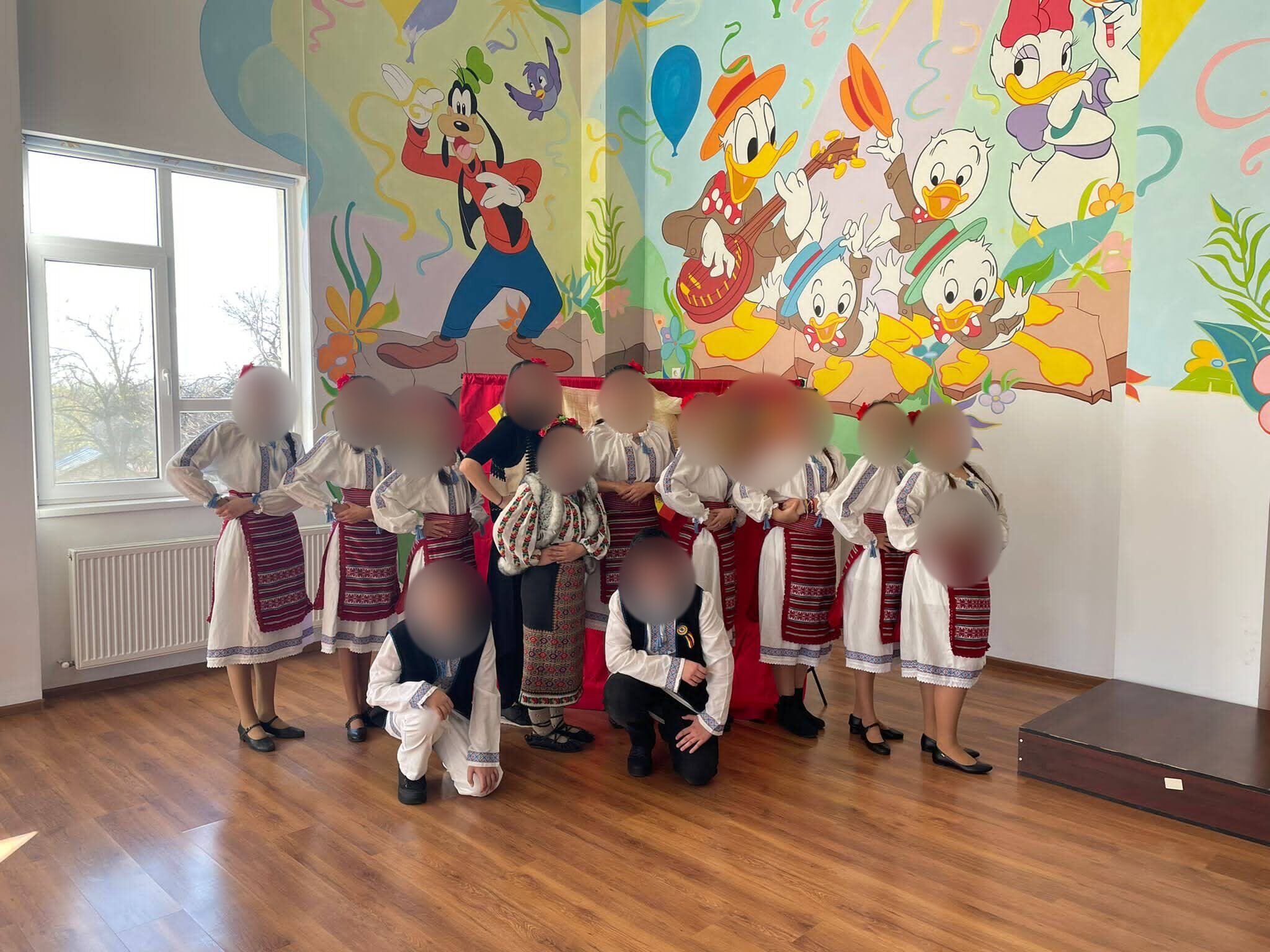 Grup pregătit pentru un moment artistic, cu fețele anonimizate