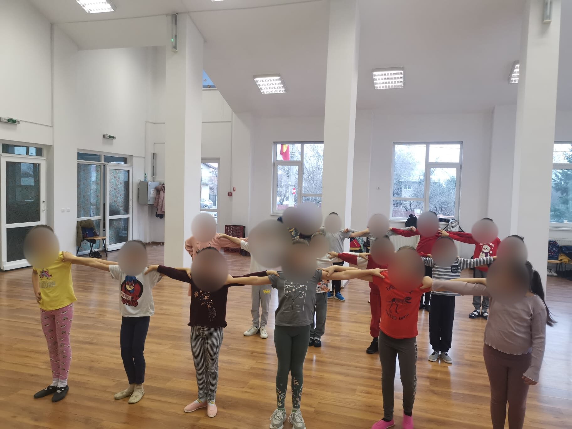 Activitate ritmică pentru copii, cu fețele anonimizate