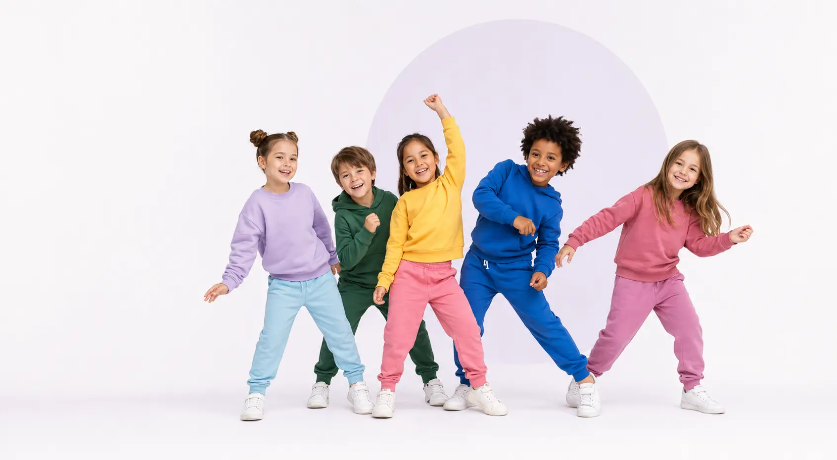 Copii care dansează împreună în cadrul programului Ritmico